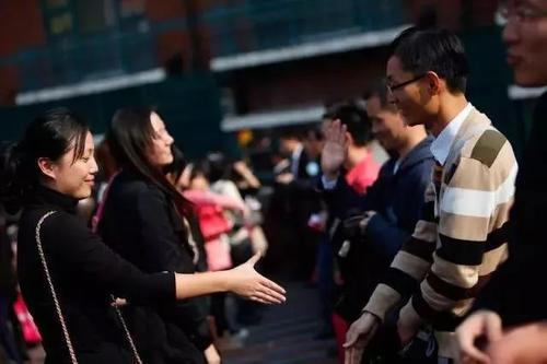 代吃火锅、代相亲？火爆的“代经济”需要冷思考