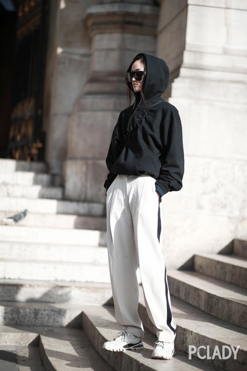 连帽卫衣搭配什么配饰,连帽卫衣百搭减龄时尚高级感