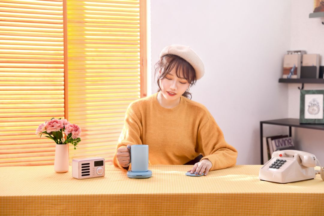 这个杯子被施了魔法！能自行搅拌解放双手，还能给手机无线充电