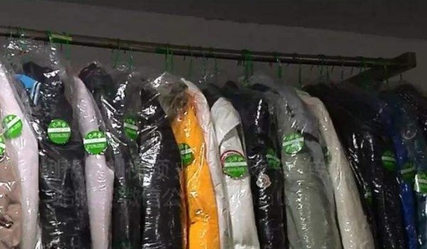 羽绒服脏了怎么洗最合适,羽绒服脏干洗店能洗干净吗