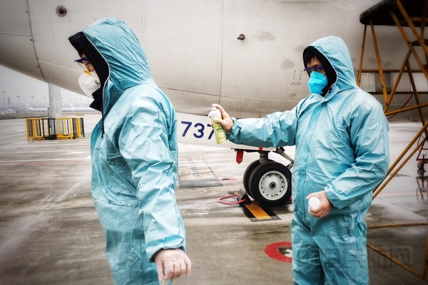 东航机长抗疫,坚守岗位众志成城抗击肺炎