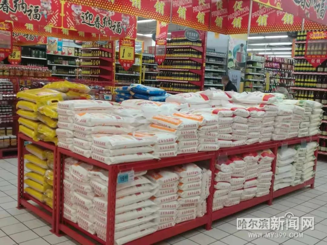 “哈十条”贴起来、口罩捂起来、消杀搞起来……疫情防控，道外大型超市“10个一起来”