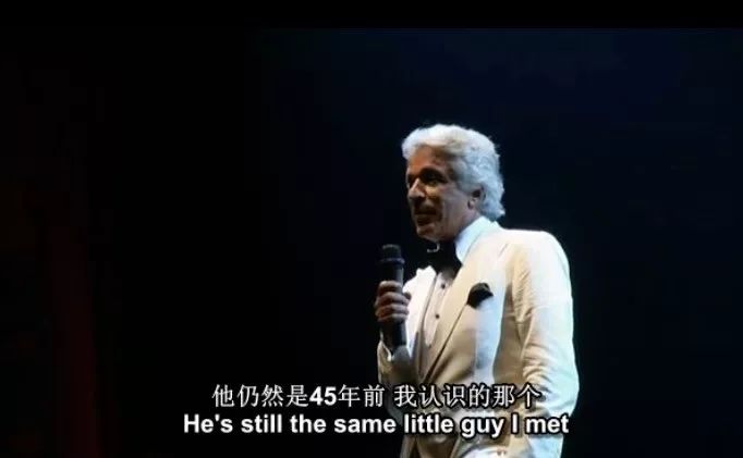 知道你们无聊，于是请来这些时装大师，陪你们一起宅在家中