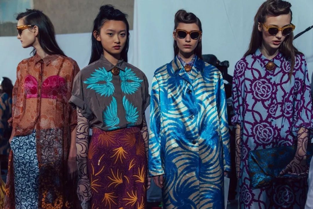 知道你们无聊，于是请来这些时装大师，陪你们一起宅在家中