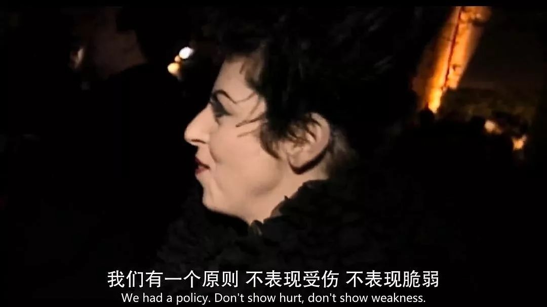 知道你们无聊，于是请来这些时装大师，陪你们一起宅在家中