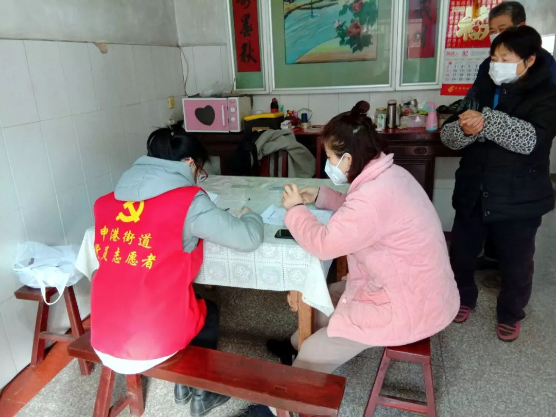 申港街道横塘村返澄人员排查服务隔“疫”不隔心