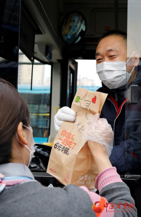 肯德基送去疫情爱心餐,暖心服务肯德基