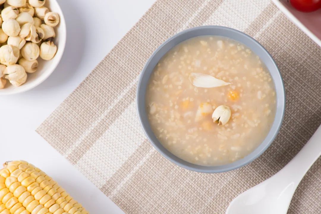 夜间睡觉手心出汗什么原因,夜间睡觉脚出汗是怎么回事