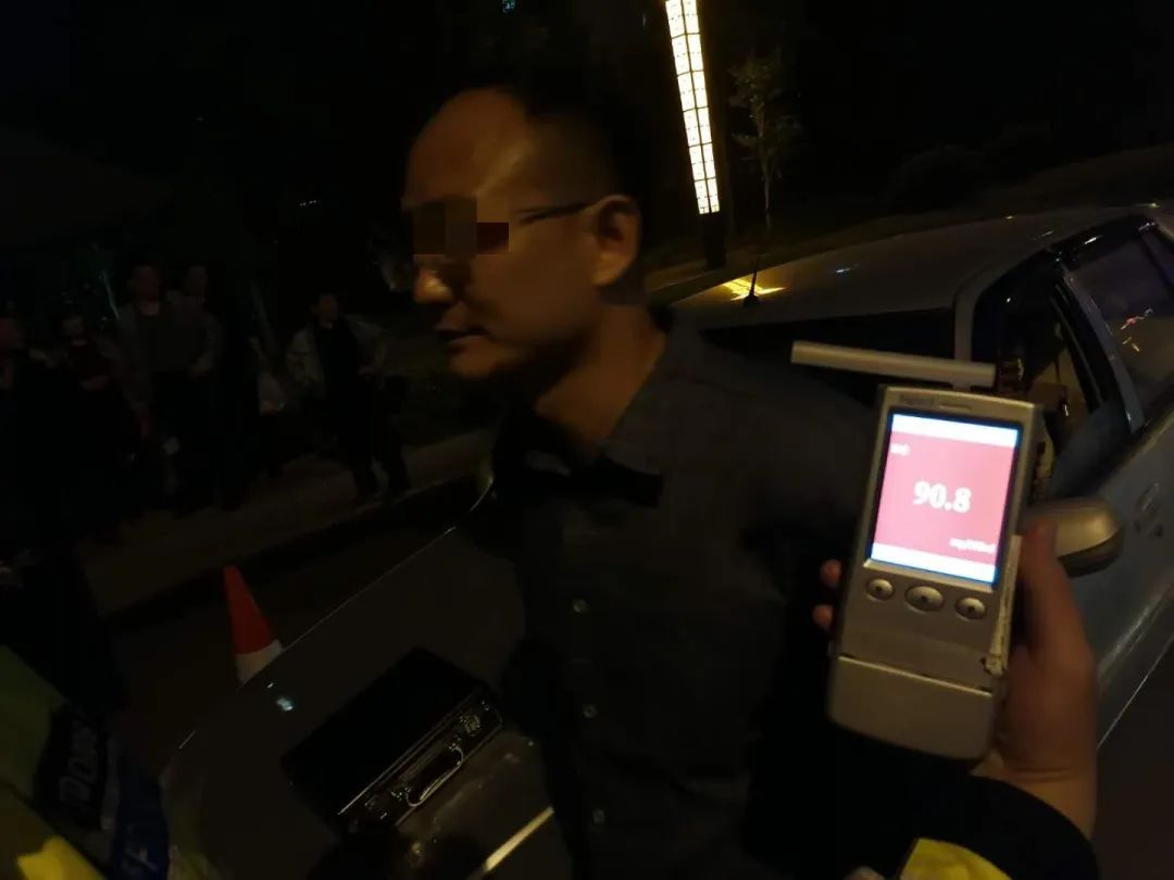 喝酒后遇到紧急情况下能开车吗,白酒喝了第二天能不能开车