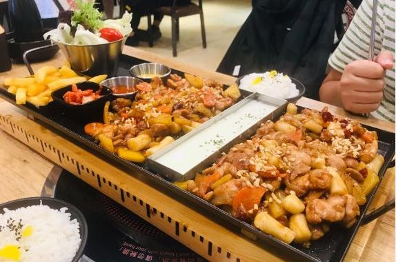 不想一本正经就捣蛋,不想搞学习就想吃喝玩