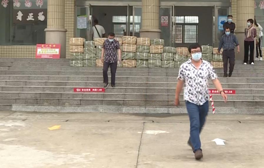 825000元，这些学校将受益...