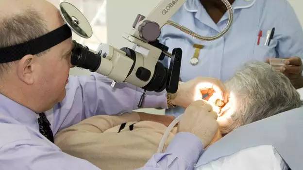 棉签抠耳朵导致癫痫,用棉签掏耳朵不小心被撞了一下