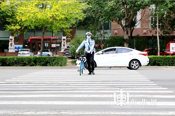 哈尔滨交警春季护学模式,交警骑车安全教学