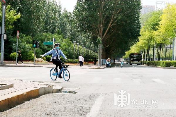 哈尔滨交警春季护学模式,交警骑车安全教学