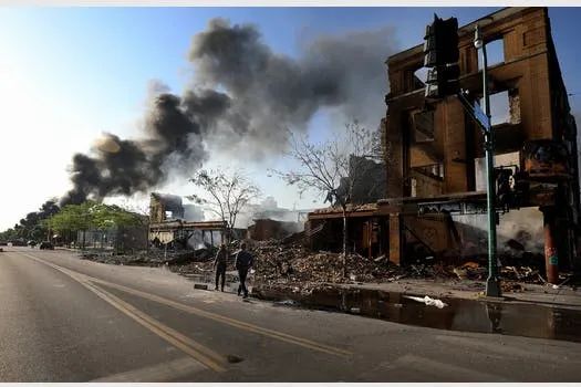 朋友圈画风突变！“黑人朋友”代购乱入？摆地摊卖LV、GUGGI？