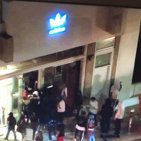 朋友圈画风突变！“黑人朋友”代购乱入？摆地摊卖LV、GUGGI？