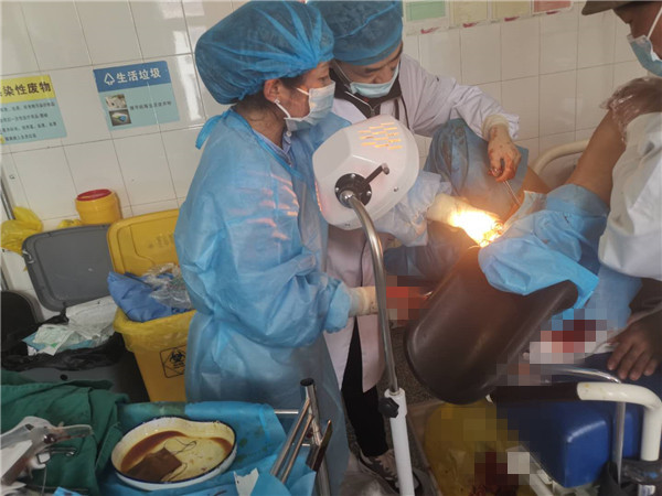 高龄孕妇生孩子大出血抢救,藏族孕妇临盆