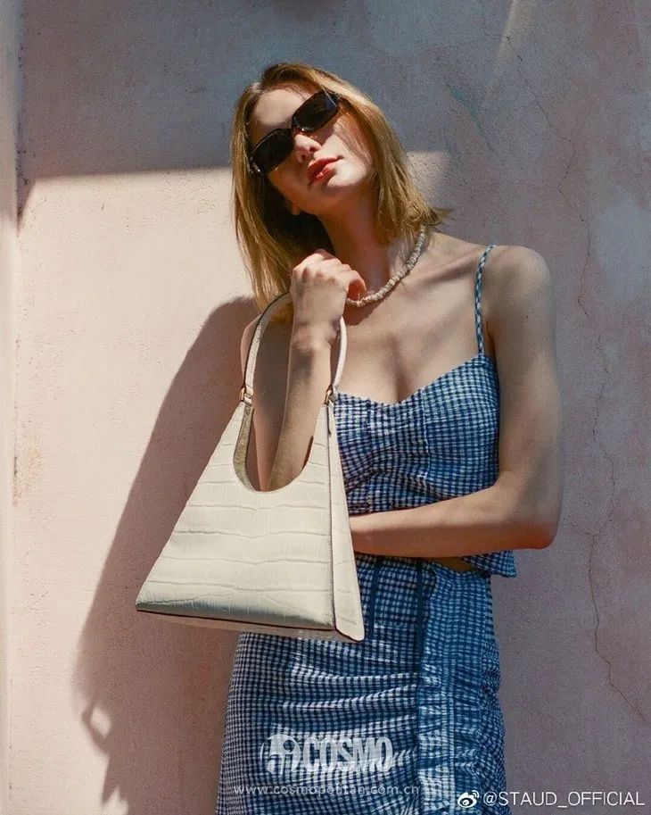 杨采钰度假拎的独家小众包，我可以