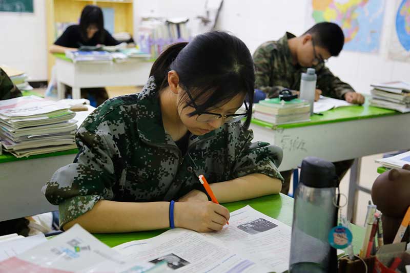 托起明天的希望,开启明天的快乐