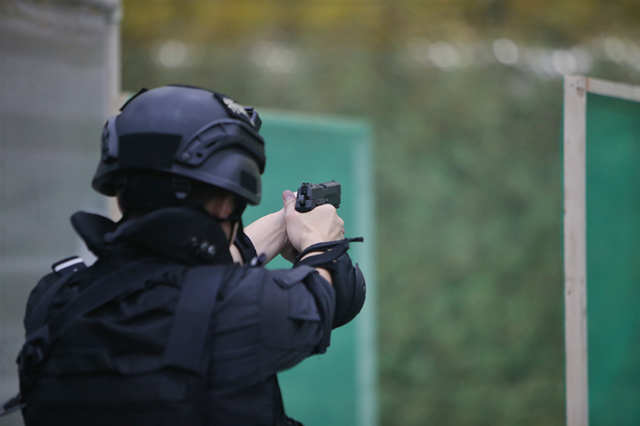 摸枪一个半月，速成“*击狙**之王”！95后警花小姐姐太飒了