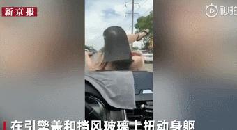 女子街头跟两名外国人热舞,几名女子街头跳舞
