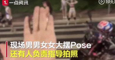 女子街头跟两名外国人热舞,几名女子街头跳舞