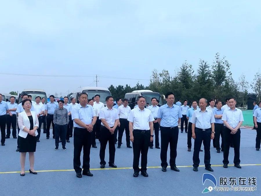 跟着领导去检查项目现场,跟着领导们参观应该站在哪里