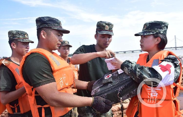 抗洪官兵满身痱子红疹仍坚守一线,抗洪医生巡诊