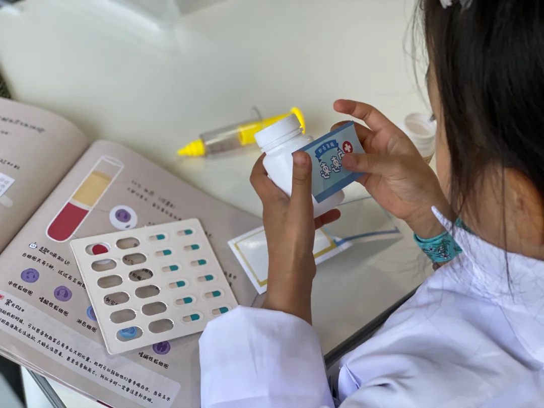 自从入了这个盒子，娃就沉迷于当医生、做手术，完全不理我