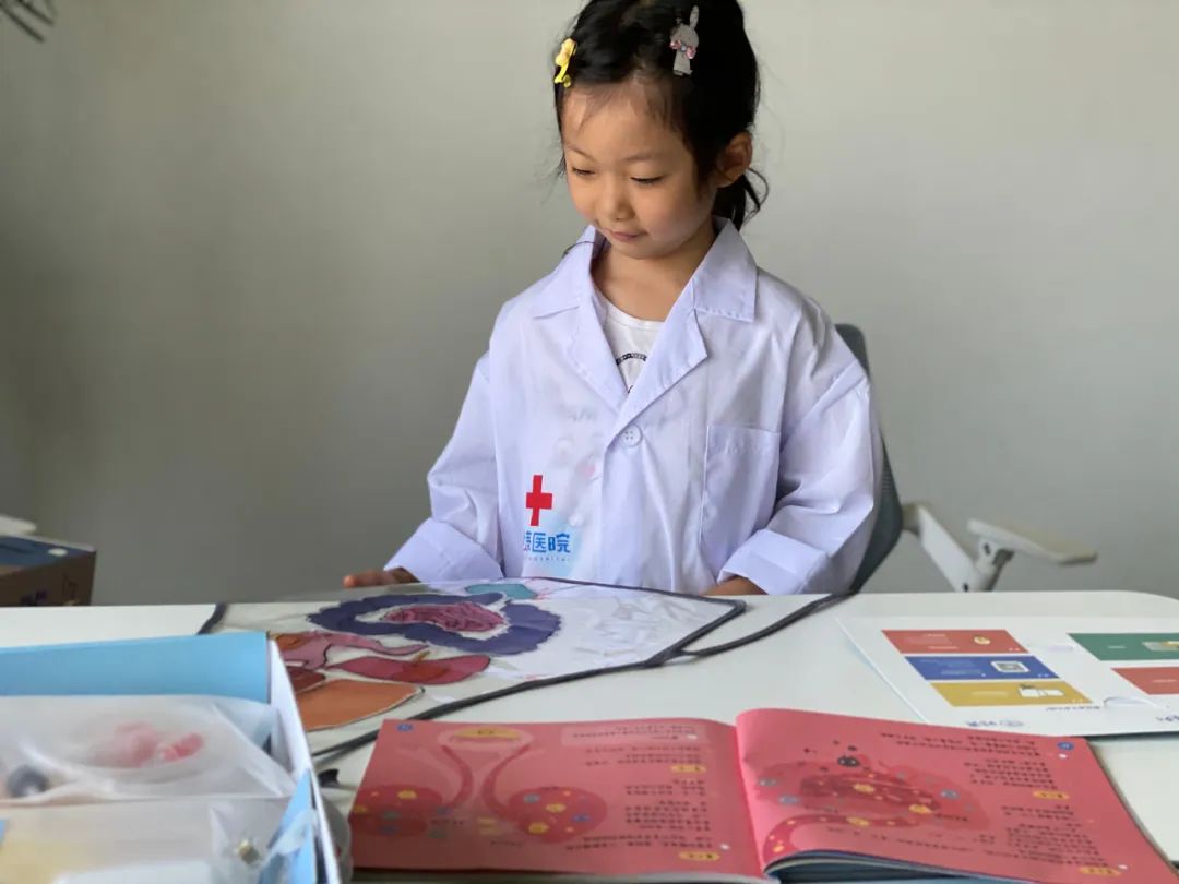 自从入了这个盒子，娃就沉迷于当医生、做手术，完全不理我