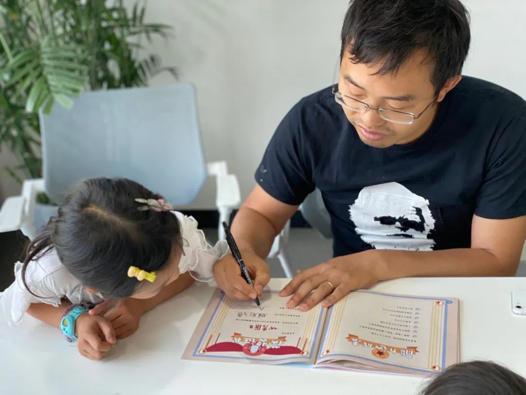 自从入了这个盒子，娃就沉迷于当医生、做手术，完全不理我