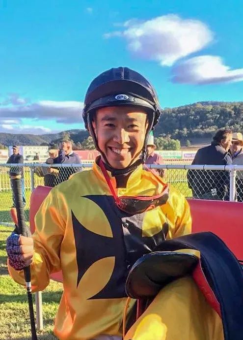 你好这里是成都翻译英文,你知道武汉商学院么