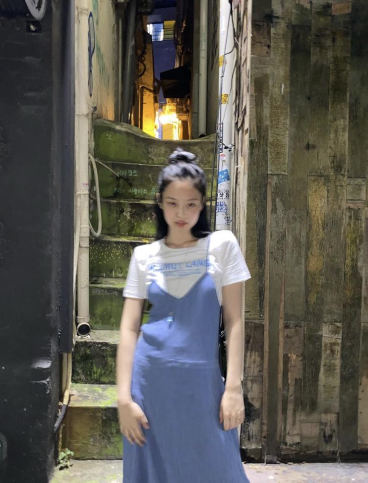 jennie黑色短裙舞台造型,jennie舞台短裙转圈