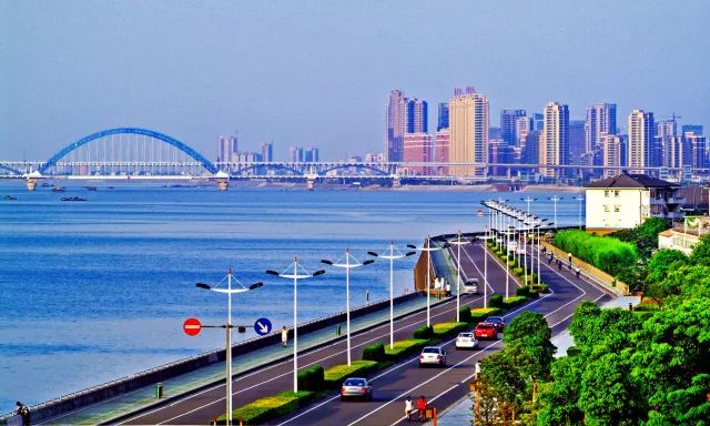 从标准堤塘到“最美跑道”，它是如何成为城市“网红”的？丨30年30问⑥⑦