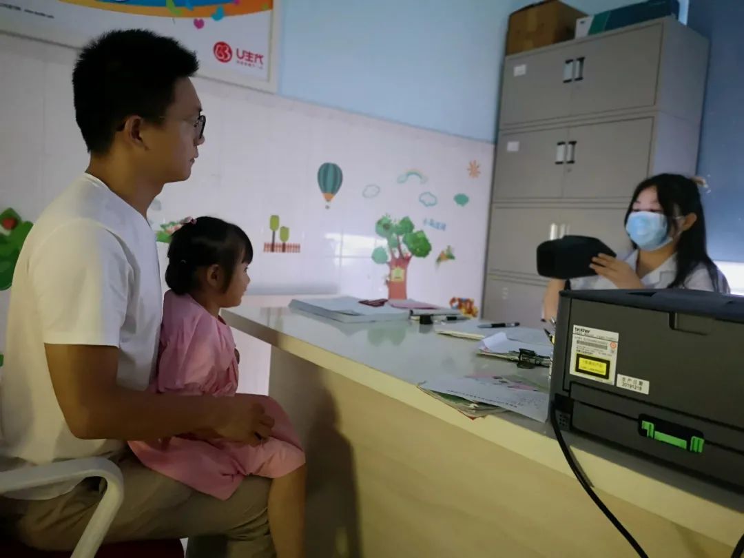 “多亏县民生实事，让我孩子的视力得到及时矫正！”——来自一位远视600度儿童家长的心声