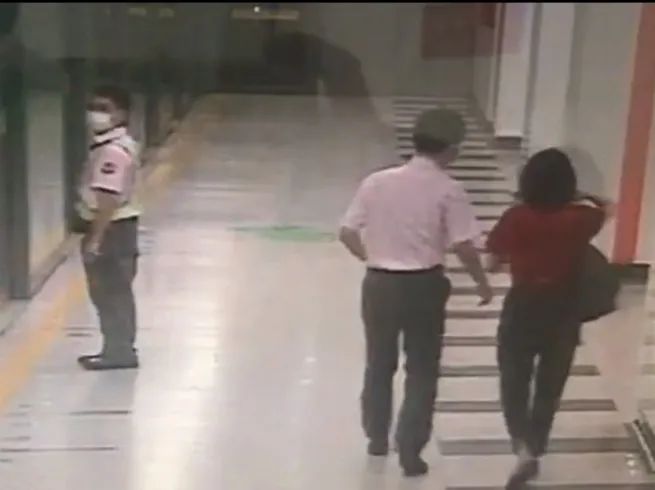 站长！再来一杯糖水【早高峰先后两名乘客突发低血糖】地铁站糖水抢手