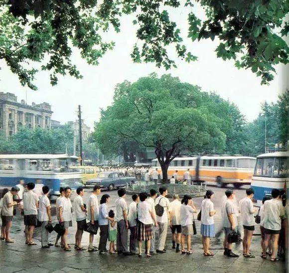 穿超短裤出门的人什么心态,一年四季穿短裤男人