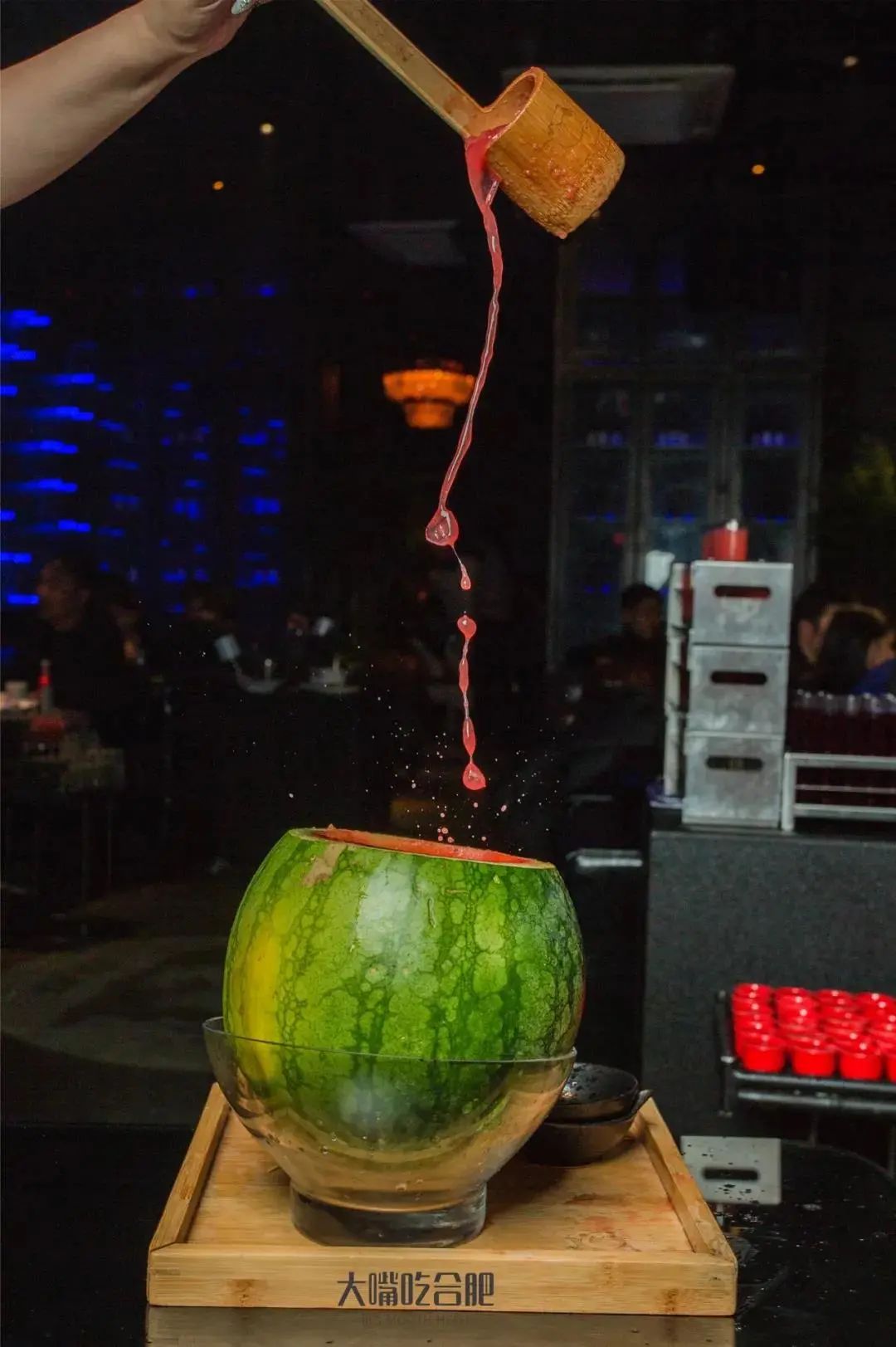 代金券无限叠加！凭斗酒火爆成都的「深夜酒馆」，国潮新风炸翻老报馆