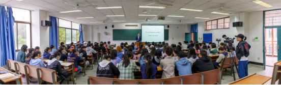 湖北理工学院*党**委副书记李金奇，副校长尹念东、肖文胜、涂立桥为新生讲“大学生德育第一课”