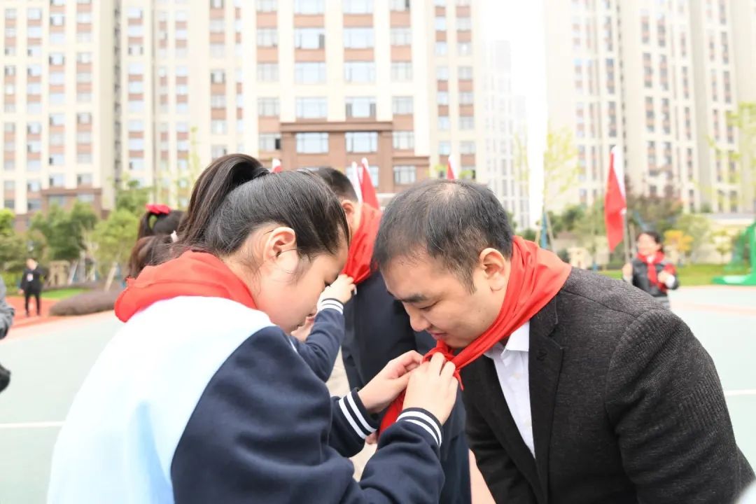 你好红领巾少先队活动记录,你好红领巾一年级主题班会