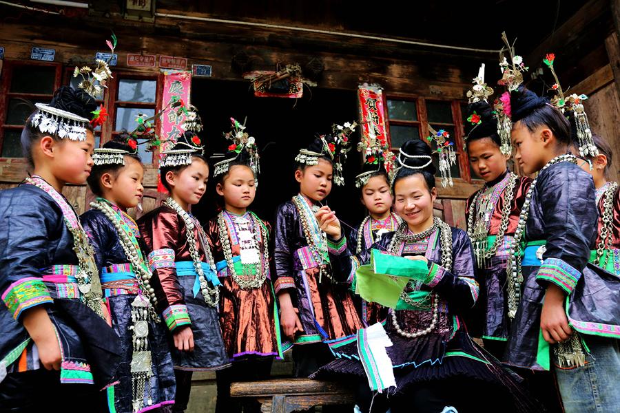 民族团结一家亲同奔小康,民族团结一家亲党的光辉照我心