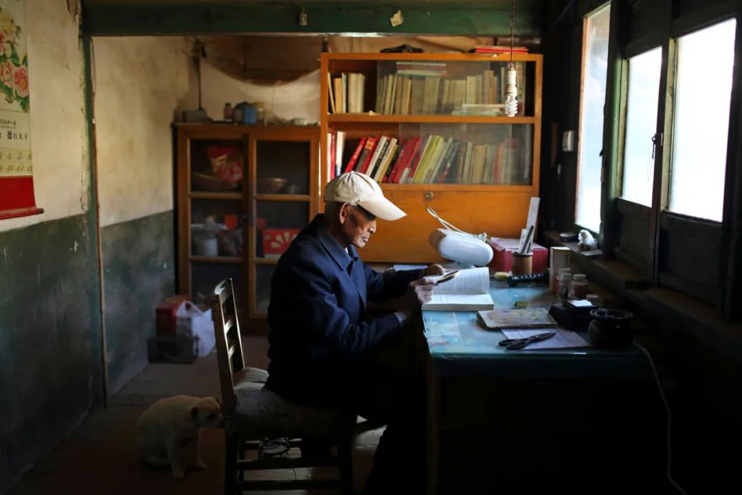 儿子向父亲挥拳的故事,孩子向父亲挥拳