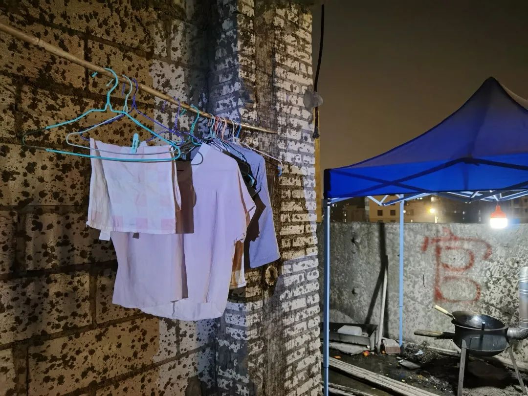 住在烂尾楼的他们，熬过了疫情，却熬不过寒冬……