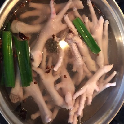 年夜饭柠檬泡鸡爪家庭做法,年夜饭开胃凉拌菜爽口无骨鸡爪