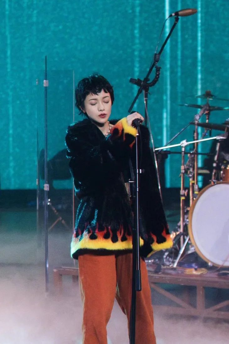 郭采洁仙女发型,郭采洁红色括号眉造型图片