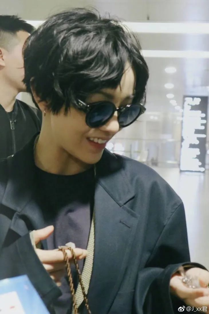 郭采洁仙女发型,郭采洁红色括号眉造型图片