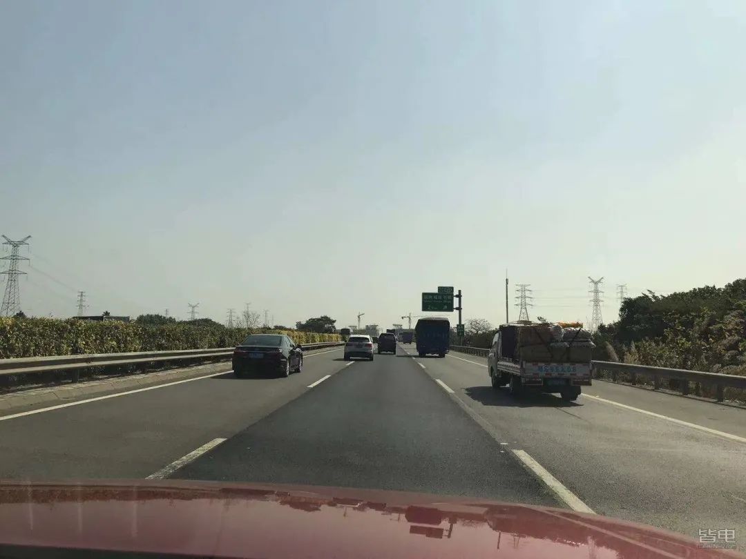 特斯拉小鹏蔚来激烈驾驶评测,作死挑战骑电动车