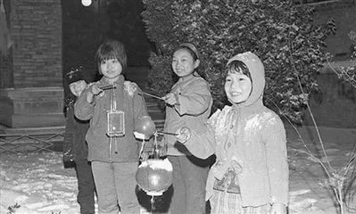 过年放二踢脚和冲天炮和窜天猴,过年玩二踢脚