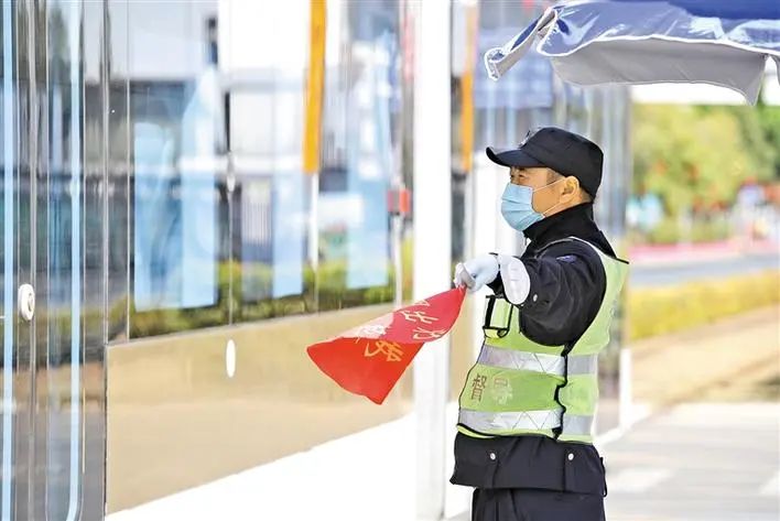 犇腾向前！龙华人以更牛干劲起好步