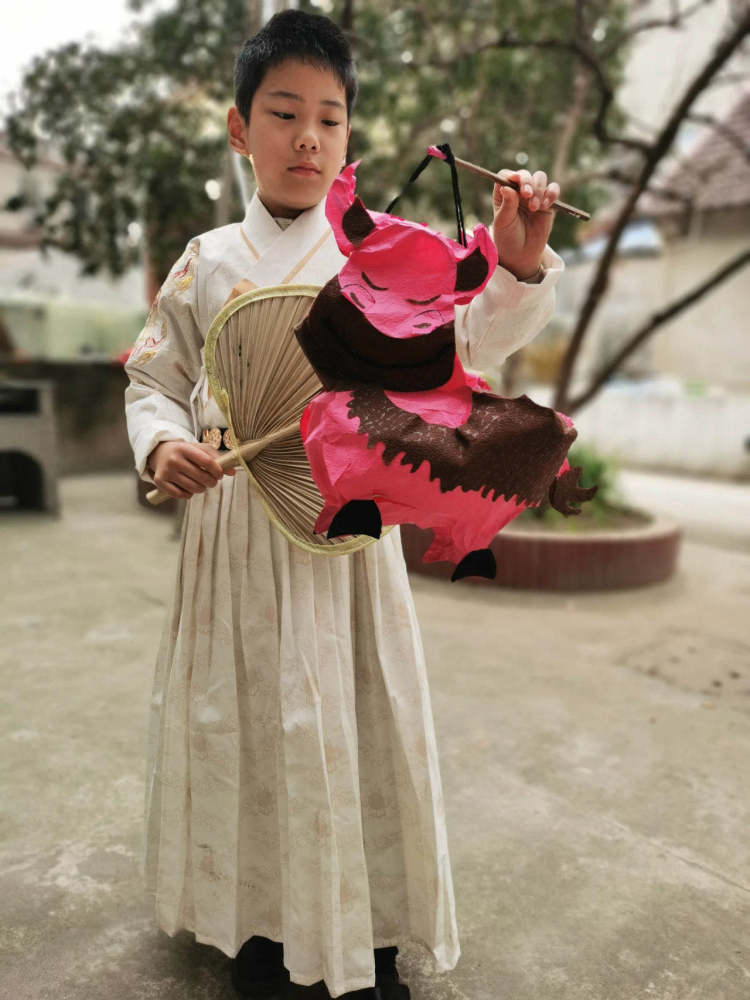 这位崇明妈妈每年给孩子做一个手工元宵灯笼！8个生肖造型灯笼，孩子拎着拎着就长大了